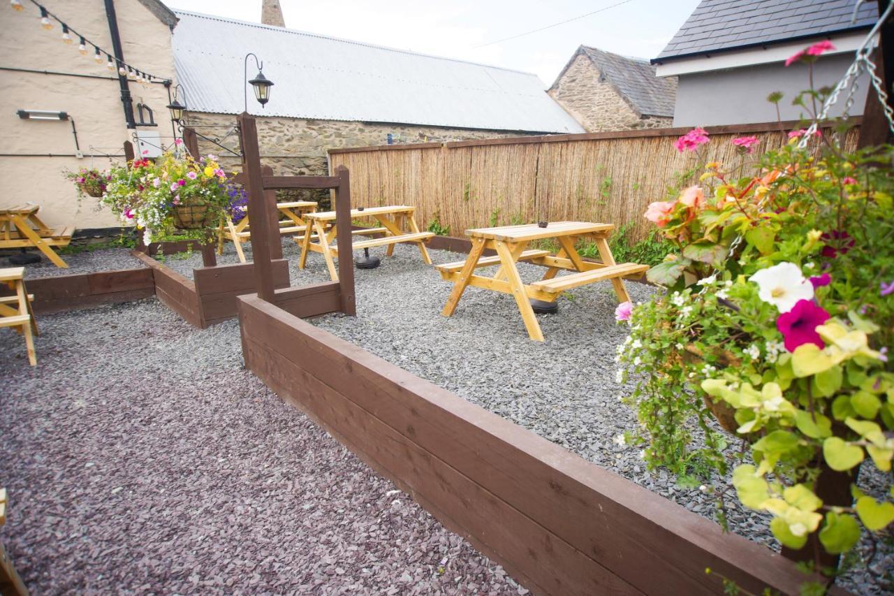 The Dudley Arms 호텔 Llandrillo 외부 사진